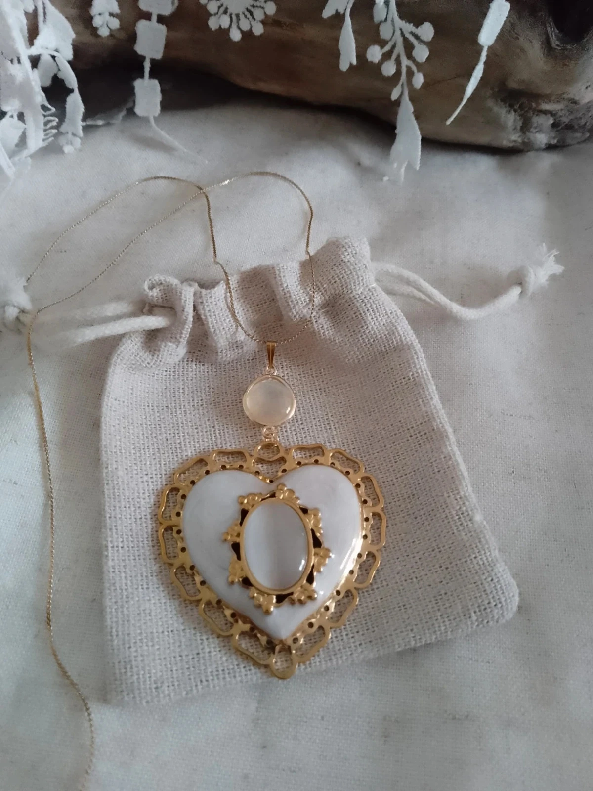 Collier boheme coeur blanc et doré avec pierred de sélénite et n'acre